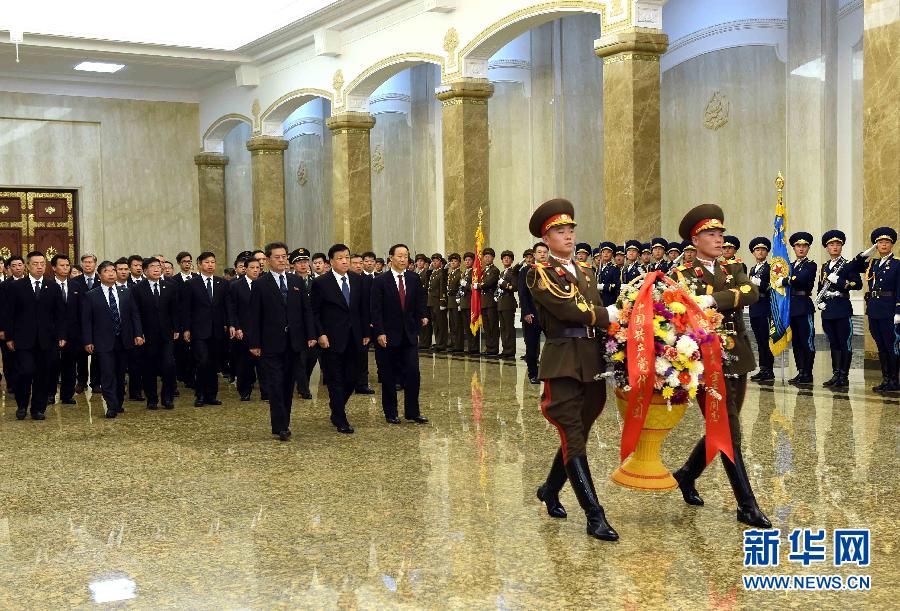 10月11日，中共中央政治局常委、中央書記處書記劉云山前往錦繡山太陽宮，向金日成主席和金正日總書記塑像敬獻花籃。 新華社記者饒愛民攝