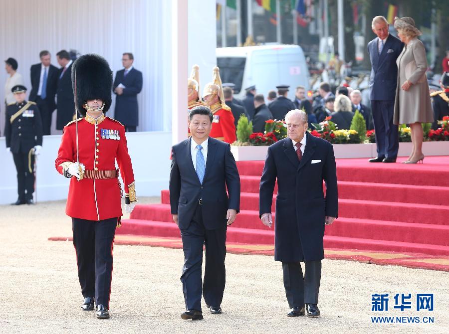 這是習近平在伊麗莎白二世女王的丈夫菲利普親王的陪同下檢閱儀仗隊。新華社記者 龐興雷 攝