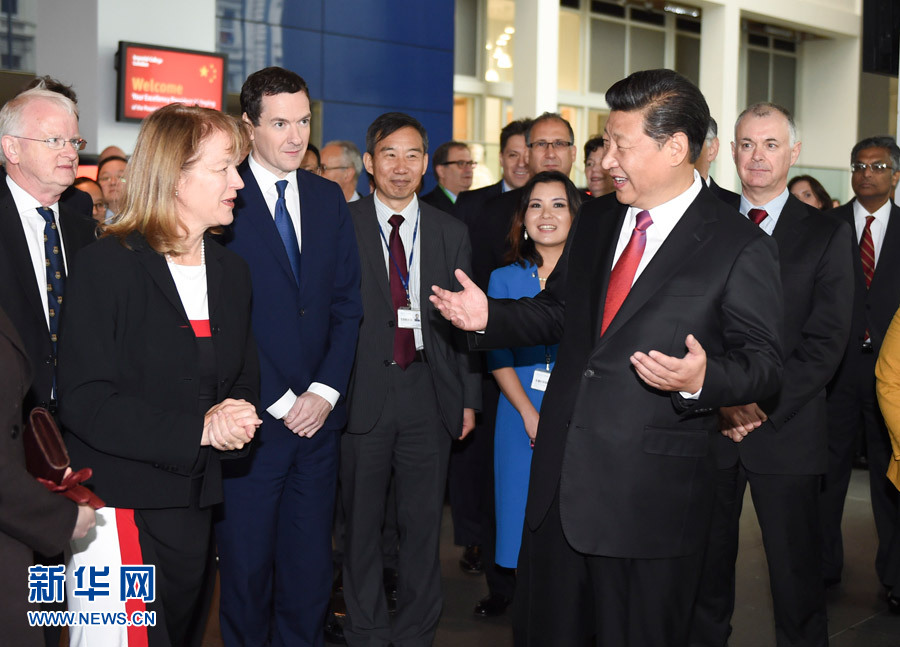 10月21日，國家主席習近平在倫敦參觀帝國理工學院。這是習近平同該校員工親切交談。 新華社記者 謝環(huán)馳 攝