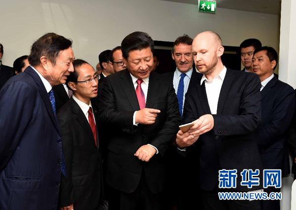 10月21日，國家主席習近平在倫敦參觀華為英國公司。 新華社記者 饒愛民 攝