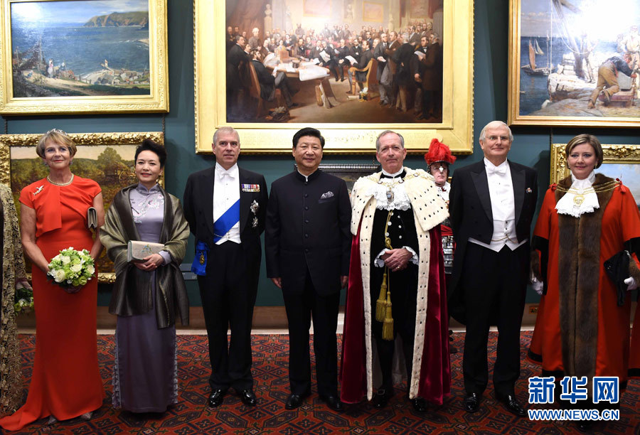 當(dāng)?shù)貢r間10月21日，國家主席習(xí)近平在倫敦金融城市政廳發(fā)表題為《共倡開放包容共促和平發(fā)展》的重要演講。這是習(xí)近平和夫人彭麗媛同嘉賓合影。 新華社記者 饒愛民 攝