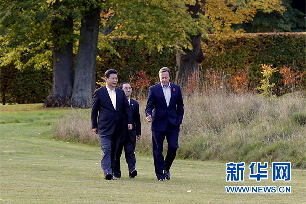 這是習(xí)近平與卡梅倫漫步草坪，邊走邊談。新華社記者 鞠鵬攝
