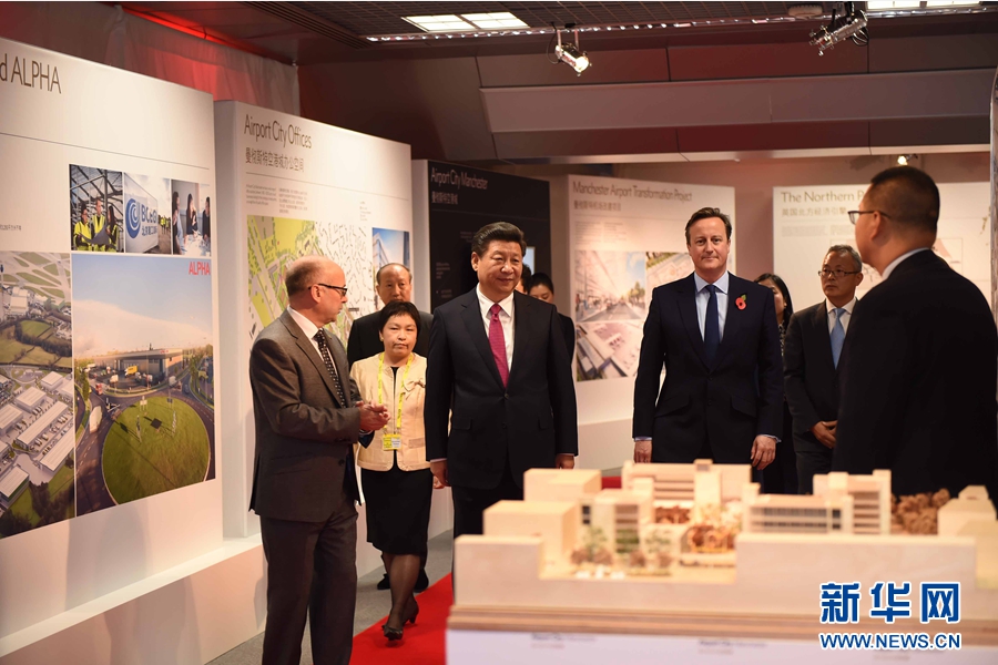10月23日，國家主席習(xí)近平在英國首相卡梅倫陪同下，參觀曼徹斯特空港城項目。這是習(xí)近平和卡梅倫共同參觀曼徹斯特空港城發(fā)展規(guī)劃圖片展和空港城中國園模型。 新華社記者 張鐸 攝