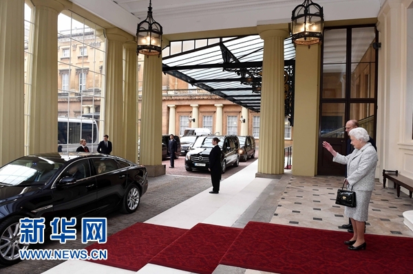 10月22日，國(guó)家主席習(xí)近平和夫人彭麗媛離開(kāi)白金漢宮。離開(kāi)前，英國(guó)女王伊麗莎白二世和丈夫菲利普親王專(zhuān)門(mén)前來(lái)同習(xí)近平夫婦親切話別。新華社記者 饒愛(ài)民 攝 