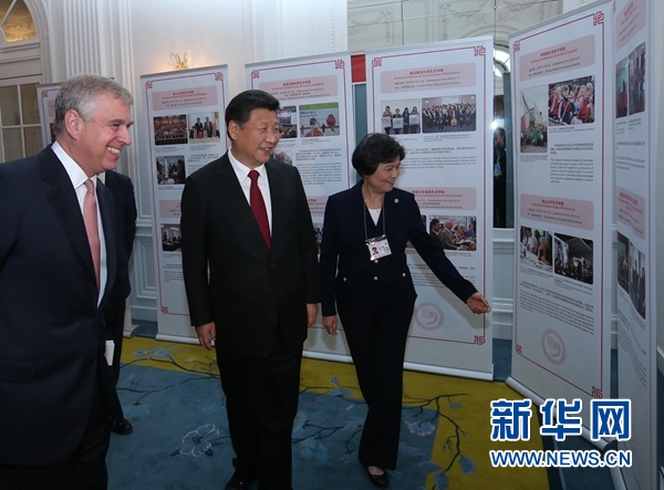 10月22日，國家主席習(xí)近平在倫敦出席全英孔子學(xué)院和孔子課堂年會開幕式。這是習(xí)近平參觀全英孔子學(xué)院和孔子課堂成果圖片展。 新華社記者 龐興雷 攝