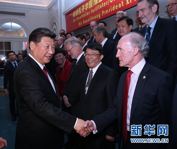 10月22日，國家主席習(xí)近平在倫敦出席全英孔子學(xué)院和孔子課堂年會開幕式。這是習(xí)近平同參加開幕式的嘉賓親切交談。 新華社記者 龐興雷 攝 