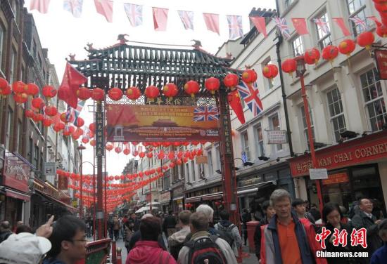 習近平主席訪問英國，倫敦唐人街掛出大紅燈籠和中英兩國國旗。 <a target='_blank' ><p  align=