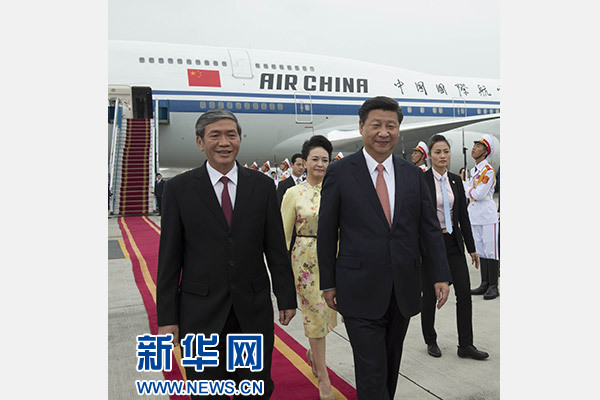 11月5日，中共中央總書(shū)記、國(guó)家主席習(xí)近平抵達(dá)越南首都河內(nèi)，開(kāi)始對(duì)越南進(jìn)行國(guó)事訪問(wèn)。這是越南高級(jí)官員到機(jī)場(chǎng)迎接習(xí)近平和夫人彭麗媛。新華社記者李學(xué)仁攝