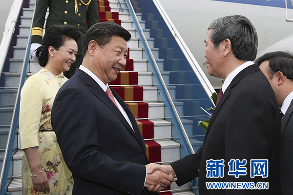 11月5日，中共中央總書(shū)記、國(guó)家主席習(xí)近平抵達(dá)越南首都河內(nèi)，開(kāi)始對(duì)越南進(jìn)行國(guó)事訪問(wèn)。這是越南高級(jí)官員到機(jī)場(chǎng)迎接習(xí)近平和夫人彭麗媛。新華社記者蘭紅光攝 