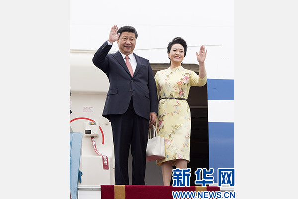 11月5日，中共中央總書(shū)記、國(guó)家主席習(xí)近平抵達(dá)越南首都河內(nèi)，開(kāi)始對(duì)越南進(jìn)行國(guó)事訪問(wèn)。這是習(xí)近平和夫人彭麗媛步出艙門(mén)向歡迎人群揮手致意。新華社記者 李學(xué)仁 攝