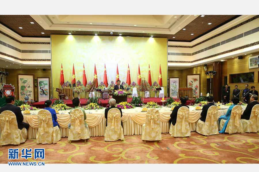 11月5日，中共中央總書(shū)記、國(guó)家主席習(xí)近平和夫人彭麗媛出席越共中央總書(shū)記阮富仲和越南國(guó)家主席張晉創(chuàng)在河內(nèi)國(guó)際會(huì)議中心舉行的盛大歡迎晚宴。新華社記者 龐興雷 攝 