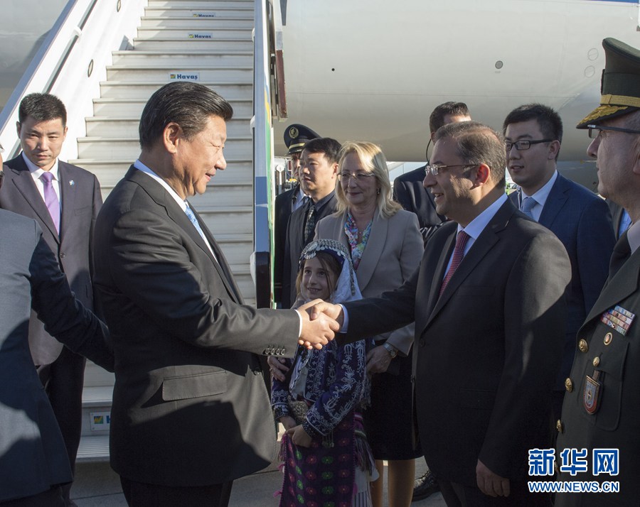  11月14日，國家主席習近平抵達土耳其安塔利亞，應土耳其共和國總統(tǒng)埃爾多安邀請，出席二十國集團領導人第十次峰會。土耳其高級官員到機場迎接習近平主席一行。新華社記者 李學仁 攝 