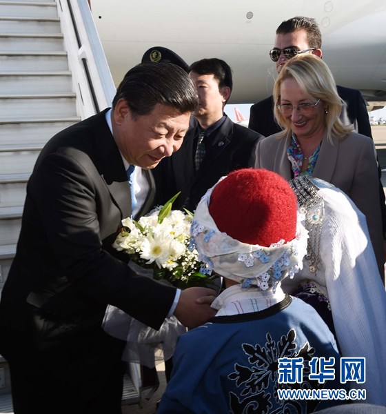 11月14日，國家主席習近平抵達土耳其安塔利亞，應土耳其共和國總統(tǒng)埃爾多安邀請，出席二十國集團領導人第十次峰會。這是土耳其兒童向習近平主席獻花。新華社記者 饒愛民 攝 