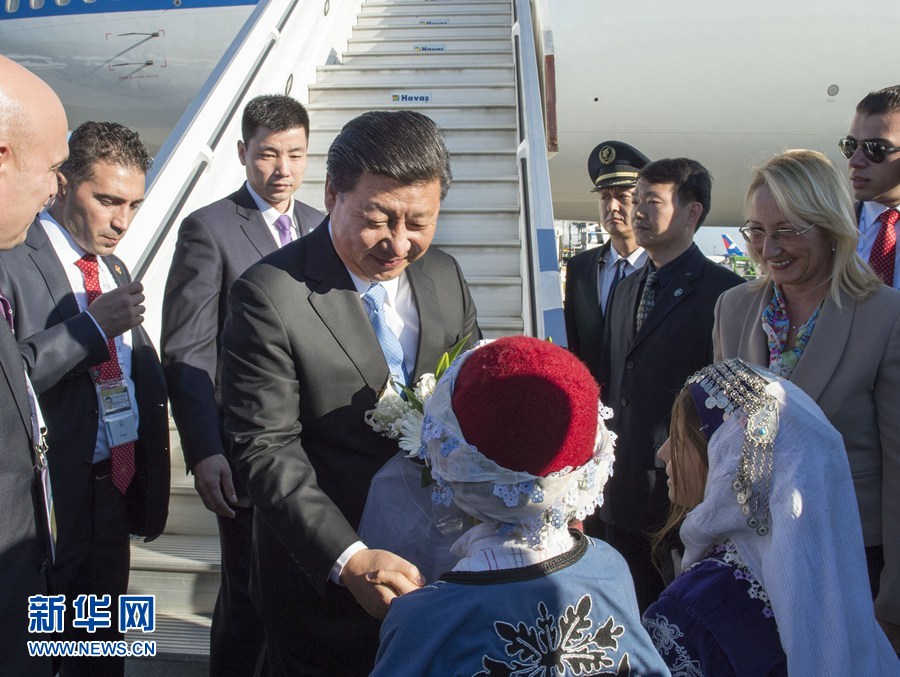 11月14日，國家主席習近平抵達土耳其安塔利亞，應土耳其共和國總統(tǒng)埃爾多安邀請，出席二十國集團領導人第十次峰會。這是土耳其兒童向習近平主席獻花。新華社記者 李學仁 攝 