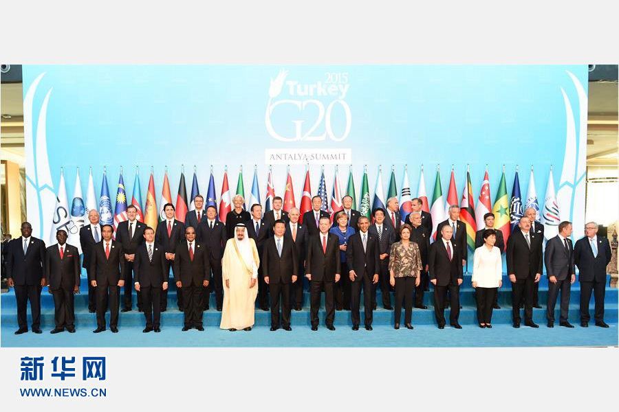 11月15日，中國(guó)國(guó)家主席習(xí)近平出席在土耳其安塔利亞舉行的二十國(guó)集團(tuán)領(lǐng)導(dǎo)人第十次峰會(huì)。這是習(xí)近平主席同與會(huì)領(lǐng)導(dǎo)人合影。 新華社記者李學(xué)仁 攝 