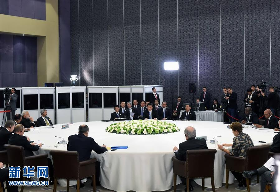  11月15日，金磚國家領(lǐng)導人非正式會晤在土耳其安塔利亞舉行，中國國家主席習近平、俄羅斯總統(tǒng)普京、印度總理莫迪、南非總統(tǒng)祖馬、巴西總統(tǒng)羅塞夫出席。習近平在會上發(fā)表題為《開拓機遇應(yīng)對挑戰(zhàn)》的重要講話。 新華社記者 饒愛民 攝 