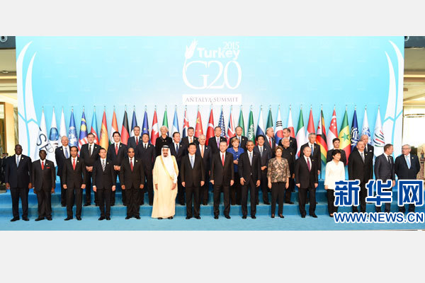 11月15日，二十國集團領(lǐng)導人第十次峰會在土耳其安塔利亞舉行。國家主席習近平出席并發(fā)表題為《創(chuàng)新增長路徑共享發(fā)展成果》的重要講話。這是習近平主席同與會領(lǐng)導人合影。 新華社記者 李學仁 攝