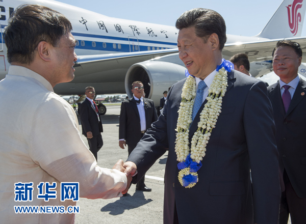 11月17日，國家主席習近平抵達菲律賓首都馬尼拉尼諾&middot;阿基諾國際機場，出席即將舉行的亞太經(jīng)合組織第二十三次領(lǐng)導人非正式會議。菲律賓高級官員到機場迎接習近平主席。新華社記者李學仁攝