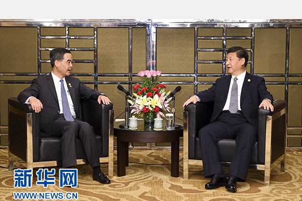 11月18日，國家主席習(xí)近平在菲律賓馬尼拉會見前來出席亞太經(jīng)合組織第二十三次領(lǐng)導(dǎo)人非正式會議的香港特別行政區(qū)行政長官梁振英。新華社記者謝環(huán)馳攝