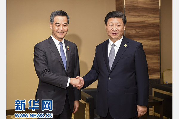 11月18日，國家主席習(xí)近平在菲律賓馬尼拉會見前來出席亞太經(jīng)合組織第二十三次領(lǐng)導(dǎo)人非正式會議的香港特別行政區(qū)行政長官梁振英。新華社記者謝環(huán)馳攝