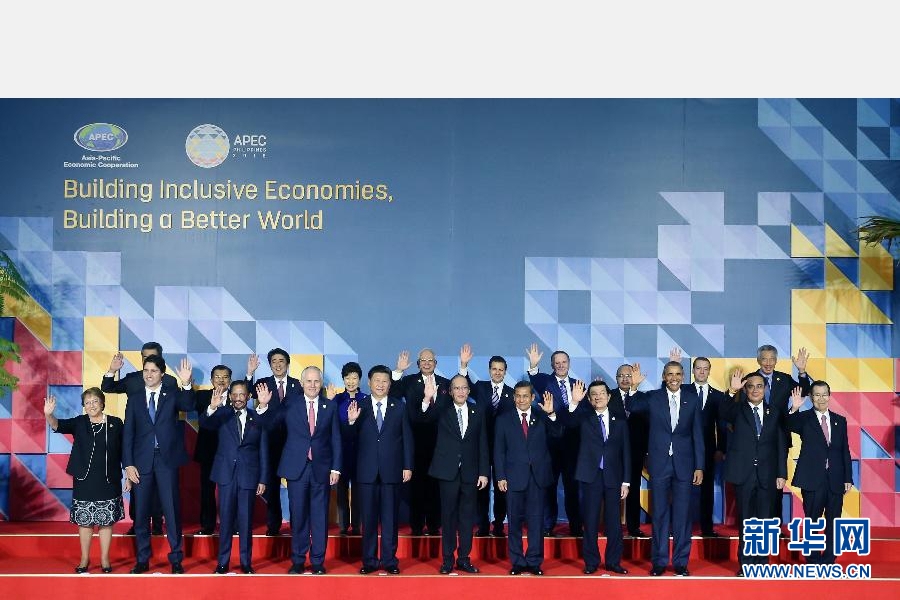 這是會(huì)議開始前，國家主席習(xí)近平同其他亞太經(jīng)合組織成員經(jīng)濟(jì)體領(lǐng)導(dǎo)人、代表合影。 新華社記者 姚大偉 攝