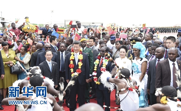 12月1日，中國國家主席習(xí)近平乘專機(jī)抵達(dá)津巴布韋首都哈拉雷，開始對津巴布韋進(jìn)行國事訪問。津巴布韋總統(tǒng)穆加貝在機(jī)場舉行隆重歡迎儀式。這是當(dāng)?shù)孛癖娞饸g快熱情的傳統(tǒng)舞蹈，歡迎習(xí)近平和彭麗媛到訪。新華社記者 謝環(huán)馳 攝 