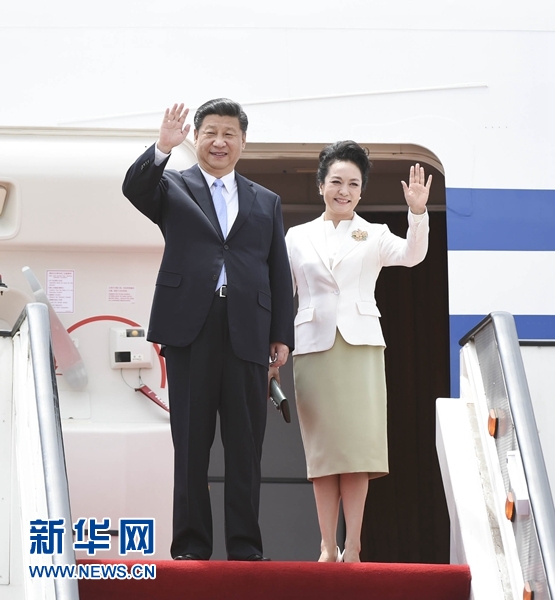 12月1日，中國國家主席習(xí)近平乘專機(jī)抵達(dá)津巴布韋首都哈拉雷，開始對津巴布韋進(jìn)行國事訪問。津巴布韋總統(tǒng)穆加貝在機(jī)場舉行隆重歡迎儀式。這是習(xí)近平和夫人彭麗媛向歡迎人群揮手致意。新華社記者 謝環(huán)馳 攝 