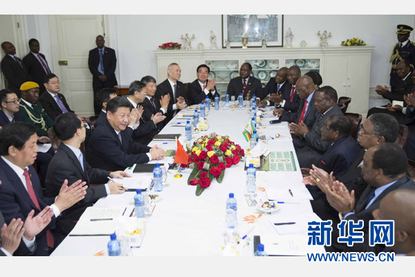 12月1日，國(guó)家主席習(xí)近平在哈拉雷同津巴布韋總統(tǒng)穆加貝舉行會(huì)談。 新華社記者 黃敬文 攝 