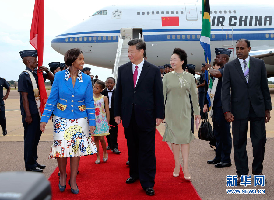 12月2日，國家主席習(xí)近平抵達(dá)南非首都比勒陀利亞，開始對南非進(jìn)行國事訪問。南非外長馬沙巴內(nèi)等政府高級官員到機(jī)場迎接習(xí)近平和夫人彭麗媛。新華社記者蘭紅光攝