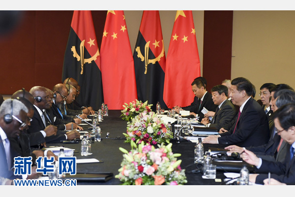 12月3日，國家主席習(xí)近平在約翰內(nèi)斯堡會見安哥拉總統(tǒng)多斯桑托斯。 新華社記者 謝環(huán)馳 攝