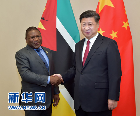 12月3日，國家主席習近平在約翰內(nèi)斯堡會見莫桑比克總統(tǒng)紐西。新華社記者 李濤 攝 