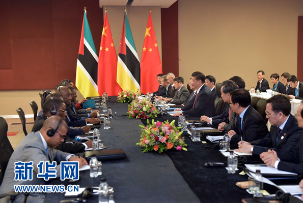 12月3日，國家主席習近平在約翰內(nèi)斯堡會見莫桑比克總統(tǒng)紐西。新華社記者 李濤 攝 