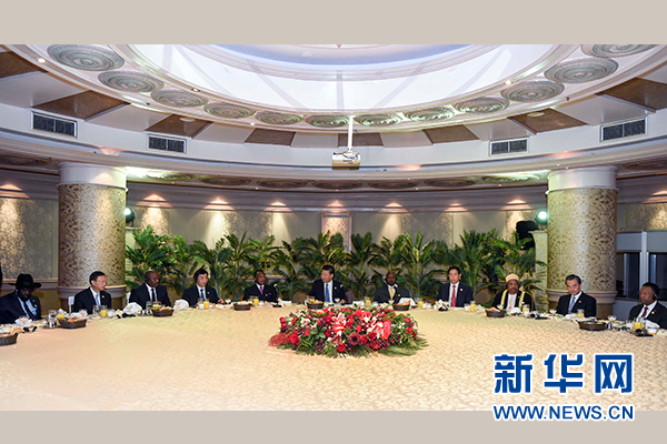 12月4日，國家主席習(xí)近平在約翰內(nèi)斯堡集體會(huì)見13位非洲國家領(lǐng)導(dǎo)人。 新華社記者 謝環(huán)馳 攝