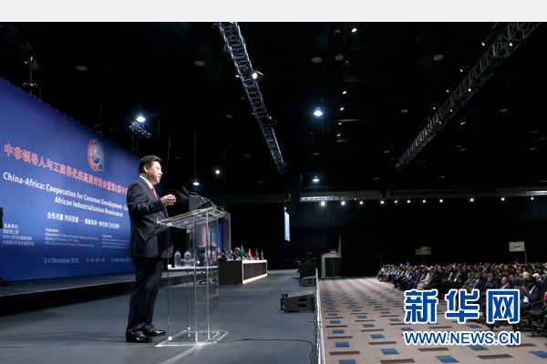 12月4日，國家主席習(xí)近平在約翰內(nèi)斯堡出席中非領(lǐng)導(dǎo)人與工商界代表高層對話會暨第五屆中非企業(yè)家大會閉幕式并發(fā)表題為《攜手共進(jìn)，譜寫中非合作新篇章》的重要講話。新華社記者 姚大偉 攝