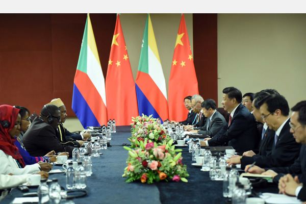 12月4日，國家主席習(xí)近平在約翰內(nèi)斯堡會見科摩羅總統(tǒng)伊基利盧。 新華社記者 張鐸 攝 

