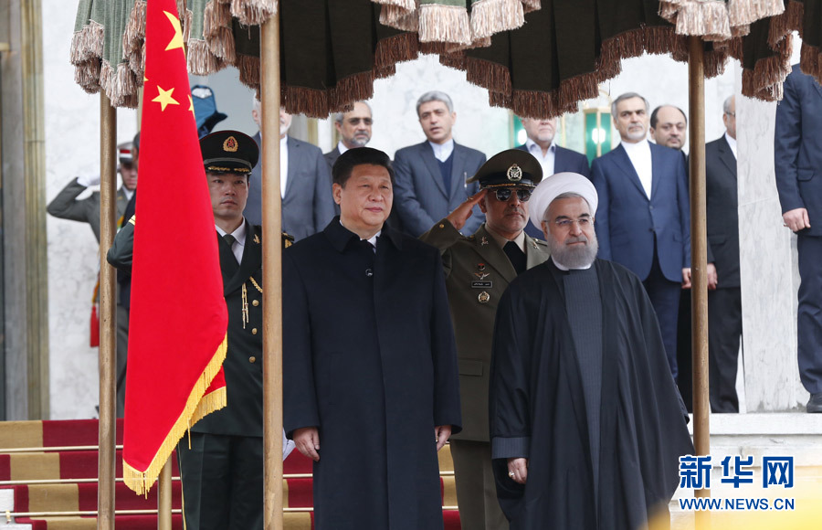 1月23日，國(guó)家主席習(xí)近平同伊朗總統(tǒng)魯哈尼在德黑蘭薩德阿巴德王宮舉行會(huì)談。這是會(huì)談前，習(xí)近平主席出席魯哈尼總統(tǒng)舉行的隆重歡迎儀式。新華社記者 鞠鵬 攝