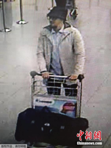 比利時聯邦警察公布一張機場監(jiān)控拍攝下的三名機場恐襲嫌疑犯的視頻截圖。