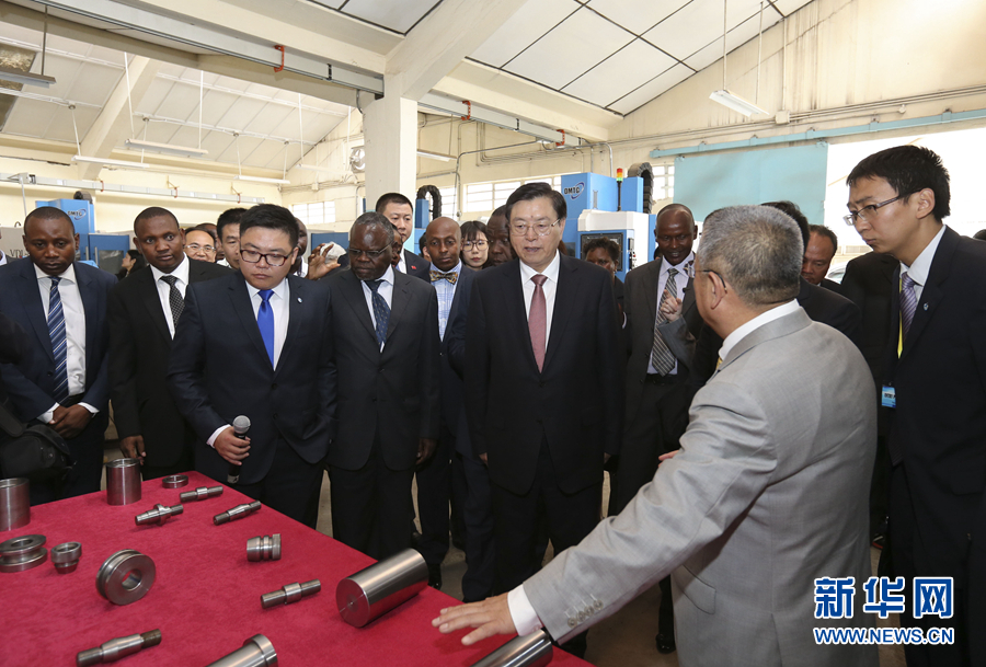 這是3月25日，張德江在肯尼亞首都內(nèi)羅畢考察中肯職業(yè)教育合作示范中心。 新華社記者丁林?jǐn)z