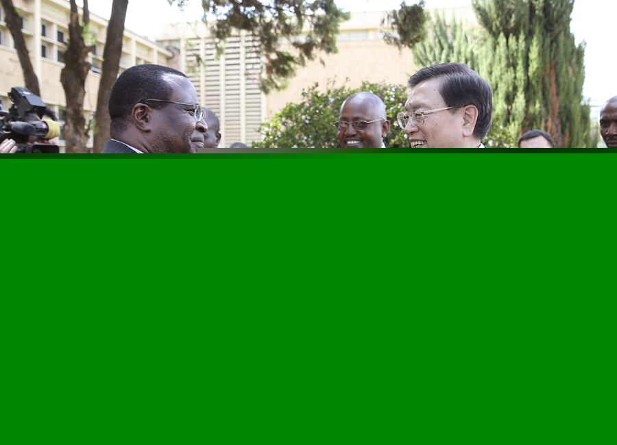 這是3月24日，張德江在肯尼亞首都內(nèi)羅畢與肯尼亞參議長(zhǎng)埃蘇羅舉行會(huì)談。 新華社記者馬占成攝