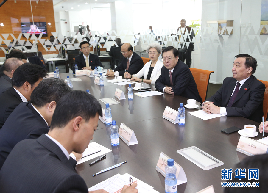 這是3月25日，張德江在肯尼亞首都內(nèi)羅畢考察中央電視臺(tái)非洲分臺(tái)并接見(jiàn)中央媒體駐非洲機(jī)構(gòu)負(fù)責(zé)人。 新華社記者馬占成攝