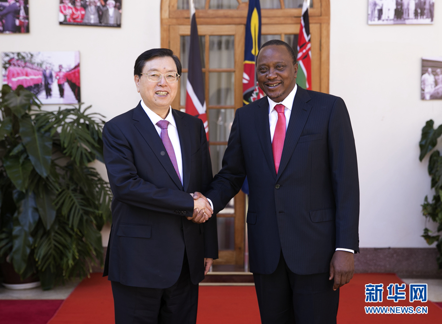3月23日至26日，全國(guó)人大常委會(huì)委員長(zhǎng)張德江對(duì)肯尼亞進(jìn)行正式友好訪問(wèn)。這是3月24日，張德江在肯尼亞首都內(nèi)羅畢會(huì)見(jiàn)肯尼亞總統(tǒng)肯雅塔。 新華社記者馬占成攝