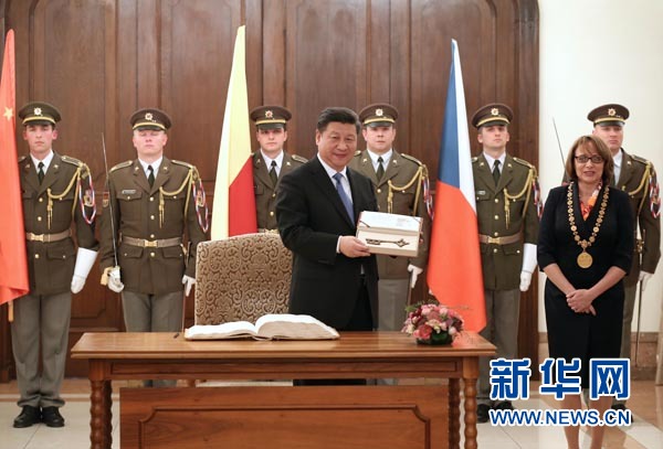 當(dāng)?shù)貢r(shí)間3月29日，國家主席習(xí)近平在捷克布拉格會(huì)見布拉格市長科爾娜喬娃，并接受科爾娜喬娃代表該市贈(zèng)予的城市鑰匙。 新華社記者 龐興雷攝