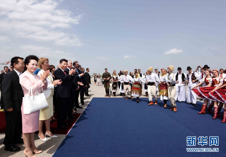 6月17日，國家主席習(xí)近平乘專機(jī)抵達(dá)貝爾格萊德，開始對(duì)塞爾維亞共和國進(jìn)行國事訪問。塞爾維亞民眾跳起歡快熱情的傳統(tǒng)舞蹈科羅舞熱烈歡迎習(xí)近平和夫人彭麗媛到訪。新華社記者 饒愛民 攝 