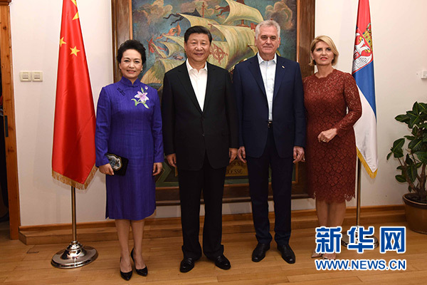 當(dāng)?shù)貢r間6月17日，國家主席習(xí)近平同塞爾維亞總統(tǒng)尼科利奇在貝爾格萊德舉行會晤。這是習(xí)近平和夫人彭麗媛同尼科利奇夫婦在和平別墅合影。新華社記者饒愛民攝