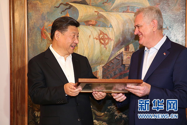 當(dāng)?shù)貢r間6月17日，國家主席習(xí)近平同塞爾維亞總統(tǒng)尼科利奇在貝爾格萊德舉行會晤。這是尼科利奇向習(xí)近平贈送紀(jì)念品。新華社記者饒愛民攝