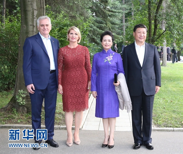 當(dāng)?shù)貢r間6月17日，國家主席習(xí)近平同塞爾維亞總統(tǒng)尼科利奇在貝爾格萊德舉行會晤。這是習(xí)近平和夫人彭麗媛同尼科利奇夫婦在和平別墅合影。新華社記者 丁林 攝