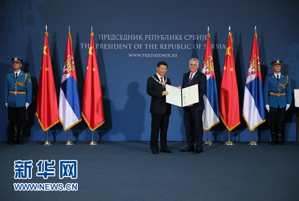 6月18日，國家主席習(xí)近平在貝爾格萊德同塞爾維亞總統(tǒng)尼科利奇舉行會談。會談后，尼科利奇向習(xí)近平授予塞爾維亞最高級別勛章&ldquo;共和國一級榮譽(yù)勛章&rdquo;，感謝習(xí)近平為中塞關(guān)系發(fā)展作出的杰出貢獻(xiàn)。新華社記者蘭紅光攝 