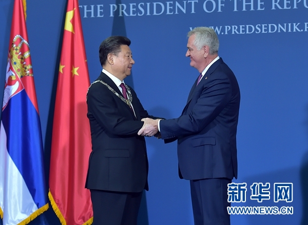 6月18日，國家主席習(xí)近平在貝爾格萊德同塞爾維亞總統(tǒng)尼科利奇舉行會談。會談后，尼科利奇向習(xí)近平授予塞爾維亞最高級別勛章&ldquo;共和國一級榮譽(yù)勛章&rdquo;，感謝習(xí)近平為中塞關(guān)系發(fā)展作出的杰出貢獻(xiàn)。新華社記者 李濤 攝 