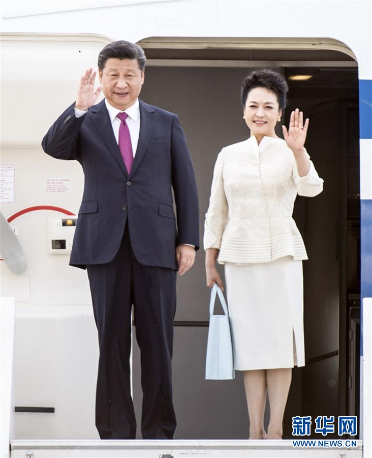 6月19日，國家主席習(xí)近平抵達(dá)華沙，開始對波蘭共和國進(jìn)行國事訪問。這是習(xí)近平和夫人彭麗媛步出艙門。 新華社記者 謝環(huán)馳 攝 