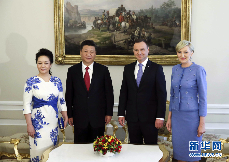 6月20日，國(guó)家主席習(xí)近平出席波蘭總統(tǒng)杜達(dá)在華沙總統(tǒng)府舉行的隆重歡迎儀式。歡迎儀式后，習(xí)近平和夫人彭麗媛同杜達(dá)和夫人阿加塔簡(jiǎn)短寒暄。新華社記者 蘭紅光 攝